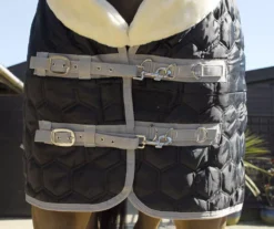 Rhinegold Detroit Hexagon Stable Quilt - Black 27 Rhinegold Detroit Hexagon Stable Quilt - Black -Finest Equestrian Supplies 666 front zoom 1 1 jpg