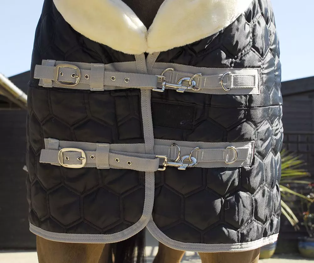 Rhinegold Detroit Hexagon Stable Quilt - Black 4 Rhinegold Detroit Hexagon Stable Quilt - Black - Image 2