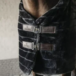 Kentucky Horsewear Kentucky Fake Fur Rug -Finest Equestrian Supplies d a929523bbdd099ba1a676b6771a9e673 article photobook m 6 1 png